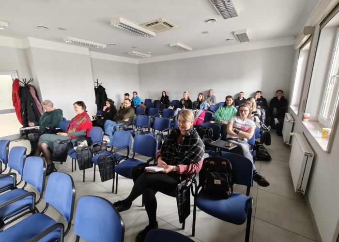 Zdjęcie 1. Uczestnicy szkolenia dla nauczycieli, którzy będą sprawdzać wiedzę oraz umiejętności osób ubiegających się o wydanie karty rowerowej. (zdjęcie źródło: WORD w Warszawie)