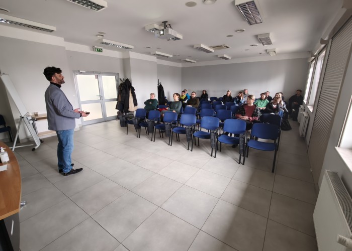 Zdjęcie 2. Uczestnicy szkolenia dla nauczycieli, którzy będą sprawdzać wiedzę oraz umiejętności osób ubiegających się o wydanie karty rowerowej oraz wykładowca – były Policjant WRD KSP w Warszawie komisarz Paweł Przestrzelski. (zdjęcie źródło: WORD w Warszawie)