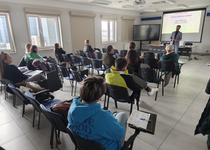 Zdjęcie 3. Uczestnicy szkolenia dla nauczycieli, którzy będą sprawdzać wiedzę oraz umiejętności osób ubiegających się o wydanie karty rowerowej oraz wykładowca – były Policjant WRD KSP w Warszawie komisarz Paweł Przestrzelski. (zdjęcie źródło: WORD w Warszawie)