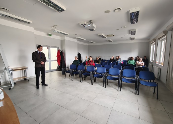 Zdjęcie 5. Uczestnicy szkolenia dla nauczycieli, którzy będą sprawdzać wiedzę oraz umiejętności osób ubiegających się o wydanie karty rowerowej oraz wykładowca - Egzaminator z Wydziału Szkoleń i Bezpieczeństwa Ruchu Drogowego z WORD w Warszawie Sławomir Bakalarski. (zdjęcie źródło: WORD w Warszawie)