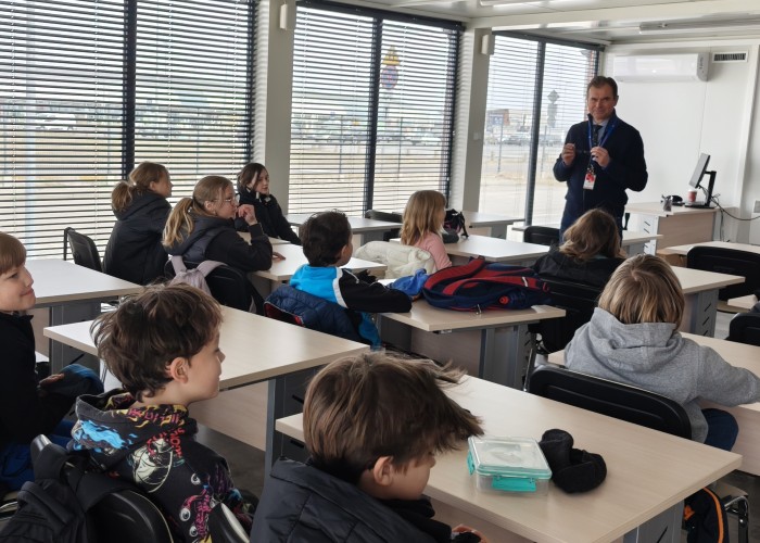 Zdjęcie 1. Rozpoczęcie nowego sezonu w MC BRD w Modlinie - przywitanie dzieci i nauczycielek z Akademi Dobrej Edukacji w Jabłonnie przez Egzaminatora z WORD w Warszawie Sławomira Bakalarskiego. (zdjęcie źródło: WORD w Warszawie)