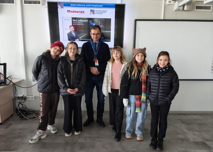 Zdjęcie 2. Pamiątkowe zdjęcie z „grupą dziewcząt” po zakończeniu zajęć teoretycznych prowadzonych przez Egzaminatora z WORD w Warszawie Sławomira Bakalarskiego. (zdjęcie źródło: WORD w Warszawie)