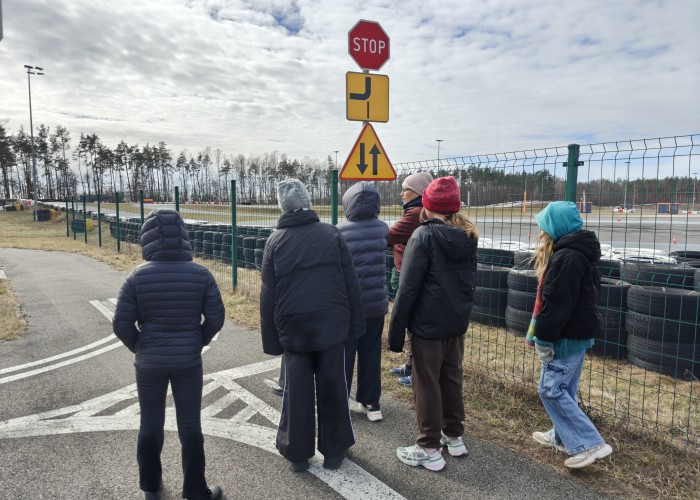 Zdjęcie 3. „Grupa dziewcząt” podczas zajęć praktycznych prowadzonych przez nauczycielkę „wychowania komunikacyjnego” na „miasteczku rowerowym” w MC BRD w Modlinie. (zdjęcie źródło: WORD w Warszawie)