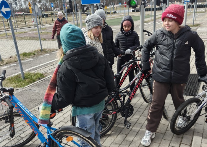 Zdjęcie 4. „Grupa dziewcząt” podczas zajęć praktycznych prowadzonych przez nauczycielkę „wychowania komunikacyjnego” na „miasteczku rowerowym” w MC BRD w Modlinie. (zdjęcie źródło: WORD w Warszawie)