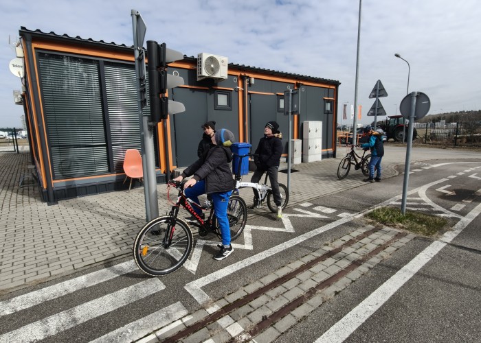 Zdjęcie 5. „Grupa chłopców” podczas zajęć praktycznych na „miasteczku rowerowym” w MC BRD w Modlinie. (zdjęcie źródło: WORD w Warszawie)