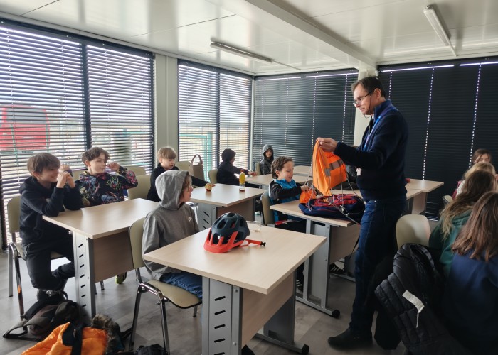 Zdjęcie 6. Egzaminator z WORD w Warszawie Sławomir Bakalarski wręcza uczestnikom spotkania zestawy „BRD”. (zdjęcie źródło: WORD w Warszawie)