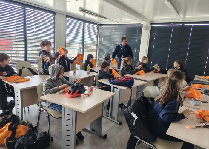 Zdjęcie 7. Egzaminator z WORD w Warszawie Sławomir Bakalarski wręcza uczestnikom spotkania zestawy „BRD”. (zdjęcie źródło: WORD w Warszawie)