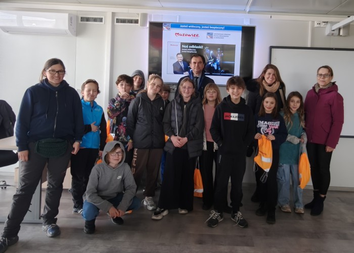 Zdjęcie 8. Wspólne pamiątkowe zdjęcie po zakończeniu zajęć: dzieci i nauczycielki z Akademi Dobrej Edukacji w Jabłonnie oraz Egzaminatora z WORD w Warszawie Sławomir Bakalarski. (zdjęcie źródło: WORD w Warszawie)