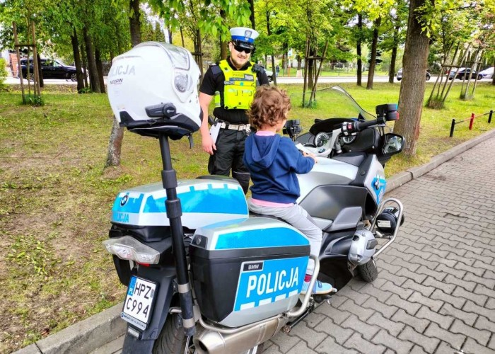 Zdjęcie 10. Na stanowisku Komendy Powiatowej Policji w Legionowie do obejrzenia był Policyjny motocykl (zdjęcie źródło: Powiat Legionowski).