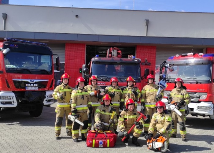 Zdjęcie 11. Na stanowisku Komendy Powiatowej Straży Pożarnej w Legionowie można było usiąść za sterami wozu strażackiego oraz z bliska przyjrzeć się jego wyposażeniu, przymierzyć ubrania strażackie oraz poznać tajniki pracy strażaka, spróbować swoich sił podczas strącania pachołków za pomocą prądów wody. (zdjęcie źródło: Powiat Legionowski).