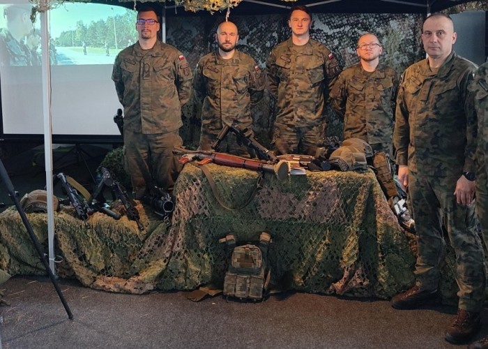 Zdjęcie 12. Na stanowisku 5. Mazowieckiej Brygady Wojsk Obrony Terytorialnej można było zapoznać się z umundurowaniem, bronią oraz sprzętem specjalistycznym służącym do zapewnienia bezpieczeństwa obywateli. (zdjęcie źródło: Powiat Legionowski).