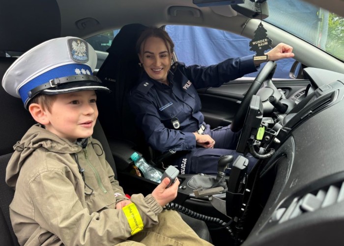 Zdjęcie 13. Na stanowisku Centrum Szkolenia Policji w Legionowie można było zapoznać się z Policyjnym radiowozem. (zdjęcie źródło: Powiat Legionowski).