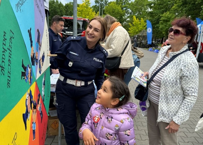Zdjęcie 14. Na stanowisku Centrum Szkolenia Policji w Legionowie można było wziąć udział w konkursach i zajęciach edukacyjnych z nagrodami. (zdjęcie źródło: Powiat Legionowski).