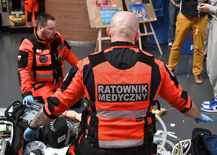 Zdjęcie 15. Na stanowisku NZOZ w Legionowie ratownicy medyczni m. in. prowadzili warsztaty z resuscytacji krążeniowo-oddechowej (RKO) z użyciem AED – automatycznego defibrylatora zewnętrznego . (zdjęcie źródło: Powiat Legionowski).