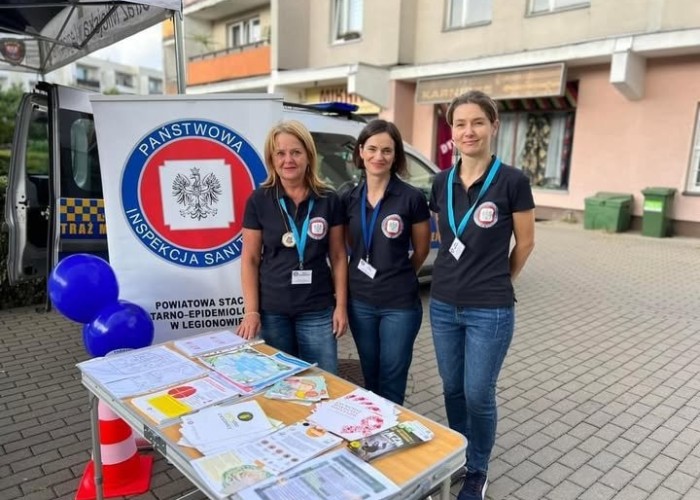 Zdjęcie 16. Na stanowisku Państwowej Inspekcji Sanitarnej w Legionowie w przystępny i praktyczny sposób można było zdobyć wiedzę na temat promocji zdrowia, profilaktyki oraz bezpieczeństwa sanitarnego, w tym: jak skutecznie dbać o higienę rąk, dlaczego szczepienia są ważne, jak zdrowo się odżywiać, jak zapobiegać chorobom zakaźnym, jak zapobiegać chorobom nowotworowym oraz dostać materiały edukacyjne. (zdjęcie źródło: Powiat Legionowski).
