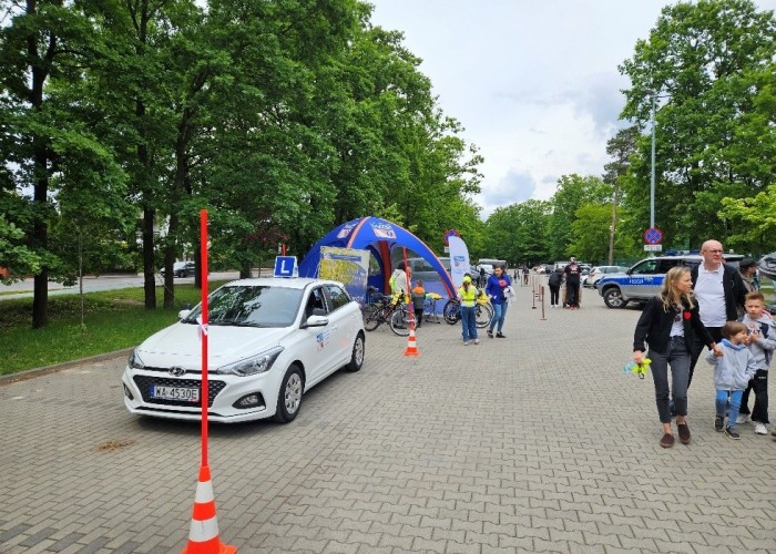 Zdjęcie 3. Hyundai i20 - pojazd egzaminacyjny na prawo jazdy kat. B. na stanowisku WORD w Warszawie służący do ćwiczenia „parkowania w kopercie”. (zdjęcie źródło: WORD w Warszawie).