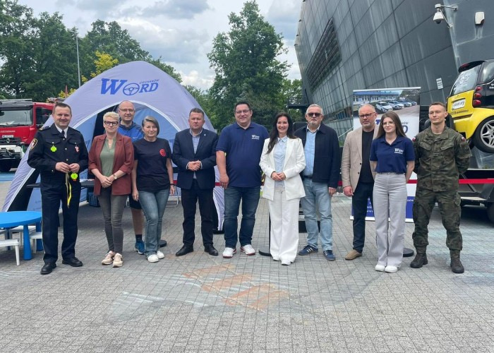 Zdjęcie 4. Członkini Zarządu Województwa Mazowieckiego w Warszawie Pani Anna Brzezińska, przedstawiciele organizatora, patronów honorowych oraz partnerów pikniku rodzinnego p.n.: „Bezpieczny Powiat”. (zdjęcie źródło: Urząd Miasta i Gminy w Serocku).