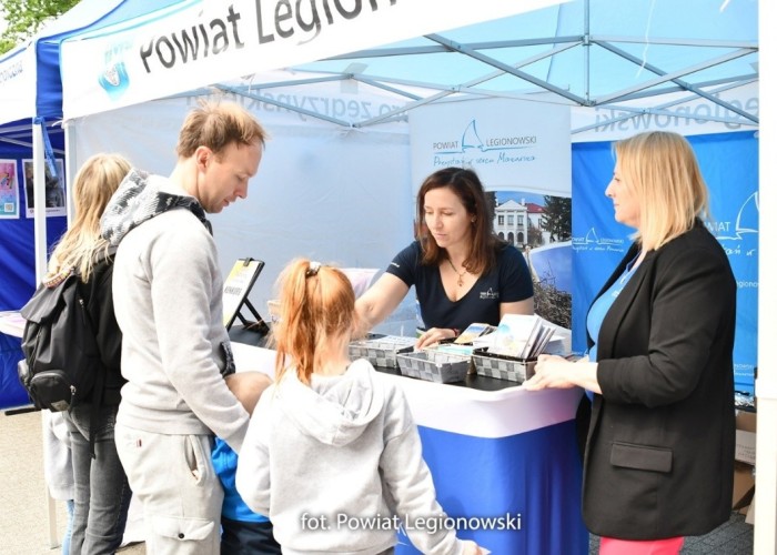 Zdjęcie 5. Stanowisko Starostwa Powiatu Legionowskiego, gdzie dostępna była gra z nagrodami / niespodziankami przygotowanymi przez partnerów (zdjęcie źródło: Powiat Legionowski).