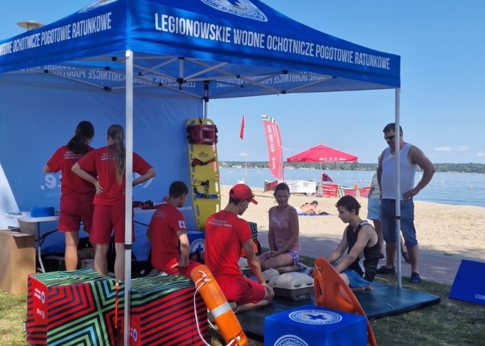 Zdjęcie 6. Stanowisko Legionowskiego Wodnego Ochotniczego Pogotowia Ratunkowego, gdzie dostępne były: samochód ratowniczy, skuter wodny, sprzęt ratowniczy oraz „fantomy” do ćwiczenia udzielania pomocy osobie nieprzytomnej. (zdjęcie źródło: Powiat Legionowski).