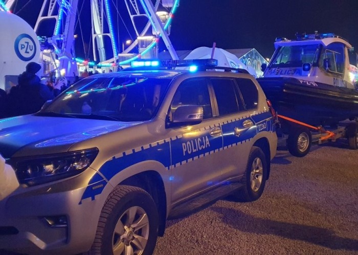 Zdjęcie 7. Na stanowisku Komisariatu Rzecznego Policji w Warszawie dostępne były: terenowy samochód Policyjny oraz Policyjna łódź motorowa. (zdjęcie źródło: Powiat Legionowski).