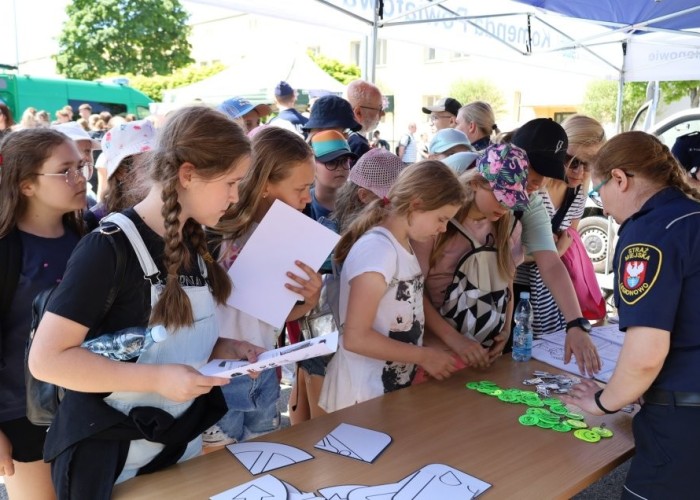 Zdjęcie 8. Na stanowisku Straży Miejskiej w Legionowie można było sprawdzić stan techniczny roweru, uzupełnić brakujące wyposażenie roweru oraz otrzymać poprawiające bezpieczeństwo na drodze elementy odblaskowe. (zdjęcie źródło: Powiat Legionowski).