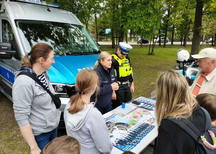 Zdjęcie 9. Na stanowisku Komendy Powiatowej Policji w Legionowie do obejrzenia był Policyjny radiowóz, można było zrobić sobie przy użyciu poduszki do daktyloskopii „odcisk dłoni” (zdjęcie źródło: Powiat Legionowski).