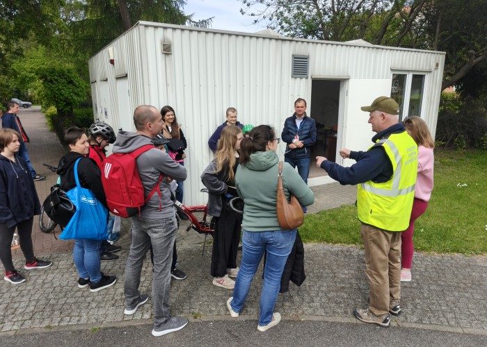 Zdjęcie 1. Zajęcia edukacyjne dotyczące bezpieczeństwa ruchu drogowego prowadzi Egzaminator z WORD w Warszawie Sławomir Bakalarski. Na zdjęciu w kamizelce odblaskowej Pan Aleksander Zblewski – Kierownik Zespołu Stołecznego Centrum Bezpieczeństwa Delegatury Stołecznego Centrum Bezpieczeństwa w Dzielnicy Ursus (zdjęcie źródło: WORD w Warszawie).