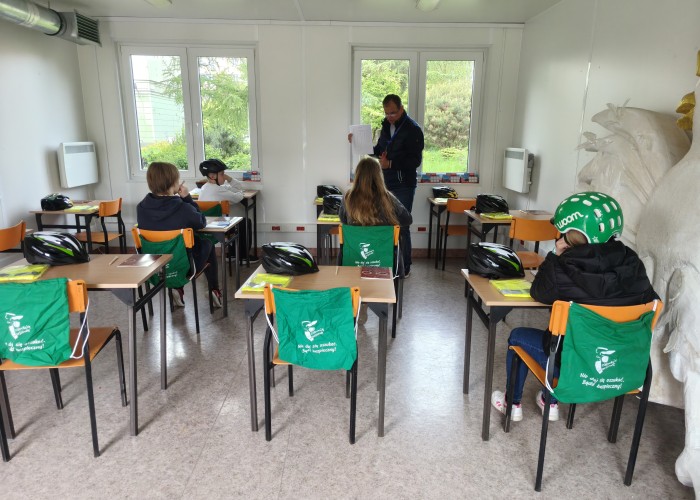 Zdjęcie 2. Zasady przeprowadzenia Egzaminu teoretycznego na Kartę rowerową wyjaśnia Egzaminator z WORD w Warszawie Sławomir Bakalarski (zdjęcie źródło: WORD w Warszawie).