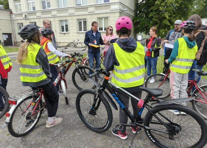 Zdjęcie 3. Zasady przeprowadzenia Egzaminu praktycznego na Kartę rowerową wyjaśnia Egzaminator z WORD w Warszawie Sławomir Bakalarski (zdjęcie źródło: WORD w Warszawie).
