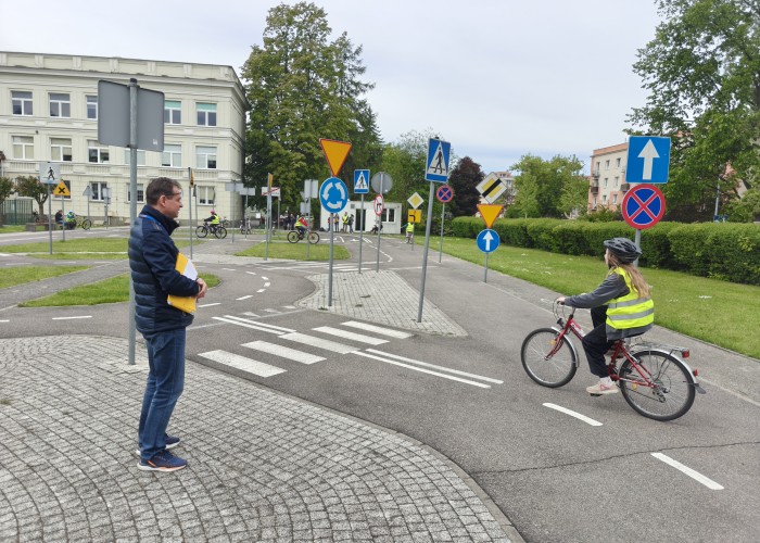Zdjęcie 4. Egzamin praktyczny na Kartę rowerową przeprowadza Egzaminator z WORD w Warszawie Sławomir Bakalarski (zdjęcie źródło: WORD w Warszawie).