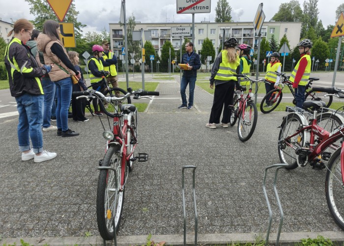 Zdjęcie 5. Wyniki egzaminów praktycznych na Kartę rowerową przedstawia Egzaminator z WORD w Warszawie Sławomir Bakalarski (zdjęcie źródło: WORD w Warszawie).