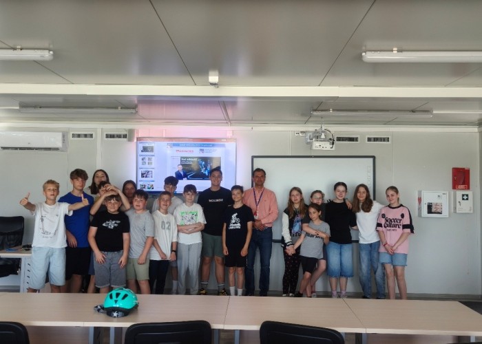 Zdjęcie 1. Dzieci i młodzież ze SP nr 1 w Nowym Dworze Mazowieckiem wraz z Egzaminatorem z WORD w Warszawie Sławomirem Bakalarskim w MC BRD w Modlinie. (zdjęcie źródło: WORD w Warszawie).