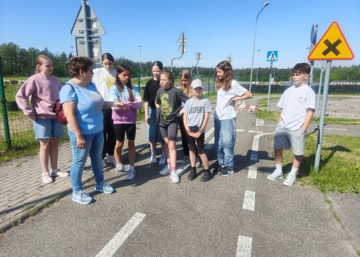 Zdjęcie 2. Grupa dziewcząt ze SP nr 1 w Nowym Dworze Mazowieckiem wraz z Nauczycielką „Techniki” podczas zajęć na „miasteczku rowerowym” w MC BRD w Modlinie. (zdjęcie źródło: WORD w Warszawie).