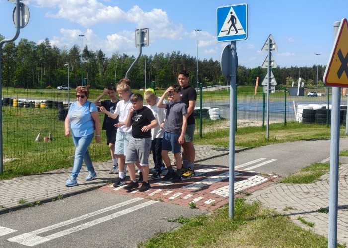 Zdjęcie 3. Grupa chłopców ze SP nr 1 w Nowym Dworze Mazowieckiem wraz z Nauczycielką „Techniki” podczas zajęć na „miasteczku rowerowym” w MC BRD w Modlinie. (zdjęcie źródło: WORD w Warszawie).
