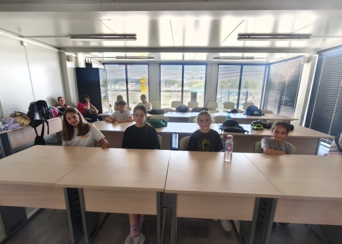 Zdjęcie 4. Grupa dziewcząt ze SP nr 1 w Nowym Dworze Mazowieckiem podczas zajęć teoretycznych z Egzaminatorem w MC BRD w Modlinie. (zdjęcie źródło: WORD w Warszawie).