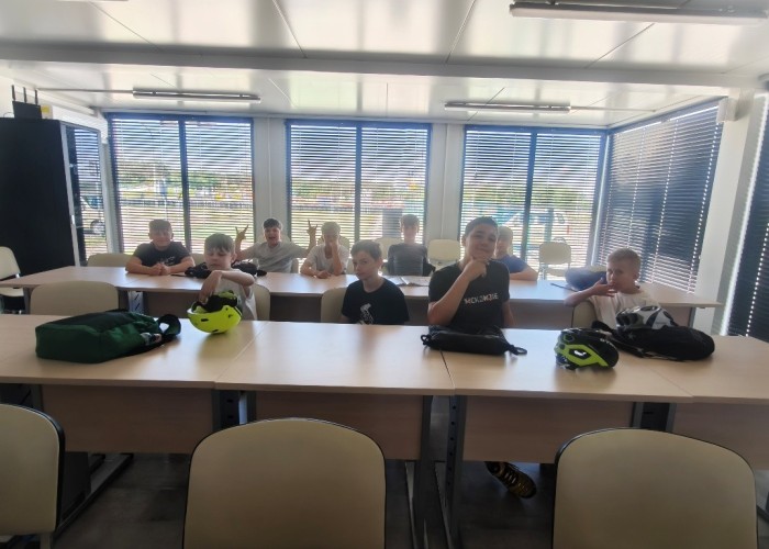 Zdjęcie 5. Grupa chłopców ze SP nr 1 w Nowym Dworze Mazowieckiem podczas zajęć teoretycznych z Egzaminatorem w MC BRD w Modlinie. (zdjęcie źródło: WORD w Warszawie).