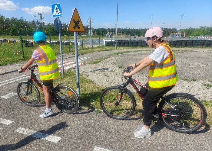 Zdjęcie 6. Dziewczęta ze SP nr 1 w Nowym Dworze Mazowieckiem podczas zajęć na „miasteczku rowerowym” w MC BRD w Modlinie. (zdjęcie źródło: WORD w Warszawie).