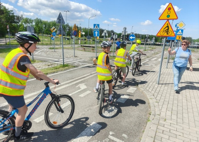 Zdjęcie 7. Grupa chłopców ze SP nr 1 w Nowym Dworze Mazowieckiem wraz z Nauczycielką „Techniki” podczas zajęć na „miasteczku rowerowym” w MC BRD w Modlinie. (zdjęcie źródło: WORD w Warszawie).