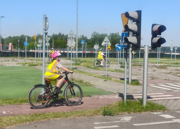 Zdjęcie 8. Grupa dziewcząt ze SP nr 1 w Nowym Dworze Mazowieckiem podczas zajęć na „miasteczku rowerowym” w MC BRD w Modlinie. (zdjęcie źródło: WORD w Warszawie).