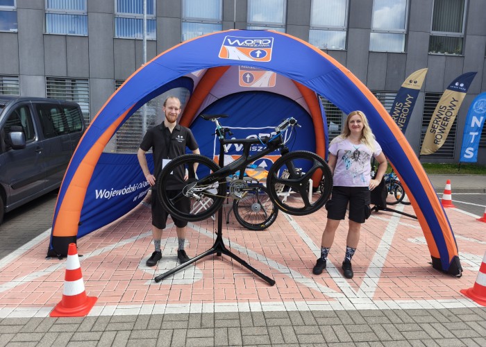 Zdjęcie 1. Stanowisko WORD w Warszawie oraz firmy „Serwis Bajka” Sp. z o.o. w Warszawie, które reprezentowali: Pani Anna i Pan Maciek oraz wyjątkowy rower „BIRIA UNPLUGGED” (zdjęcie źródło: WORD w Warszawie). 