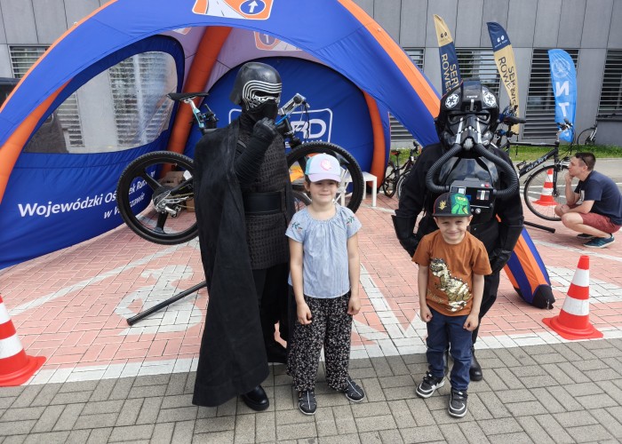 Zdjęcie 10.  Najważniejsi uczestnicy „Gwiezdnego Dnia Dziecka” oraz przedstawiciele „ciemnej strony mocy”, którzy odwiedzili stanowisko WORD w Warszawie (zdjęcie źródło: WORD w Warszawie).