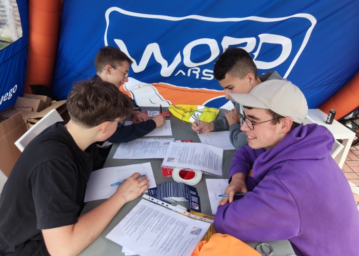 Zdjęcie 3. Młodzież z Ursynowa podczas „testu z wiedzy teoretycznej” z przepisów ruchu drogowego na stanowisku WORD w Warszawie (zdjęcie źródło: WORD w Warszawie).