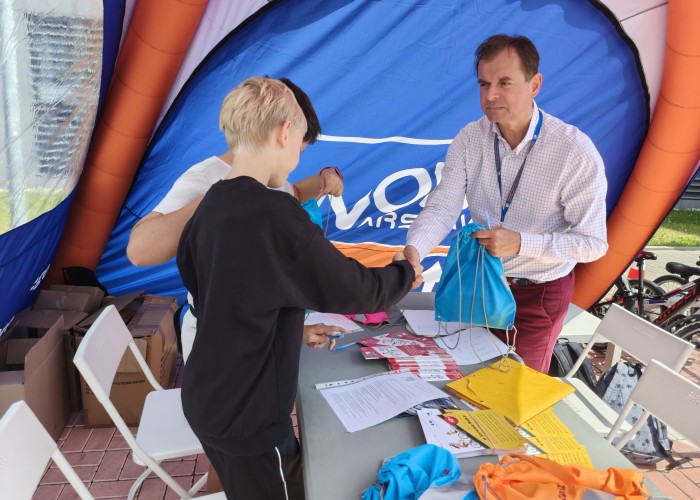 Zdjęcie 4. Nagrody uczestnikom „testu z wiedzy teoretycznej” z przepisów ruchu drogowego na stanowisku WORD w Warszawie wręcza Egzaminator z WORD w Warszawie Pan Sławomir Bakalarski (zdjęcie źródło: WORD w Warszawie).