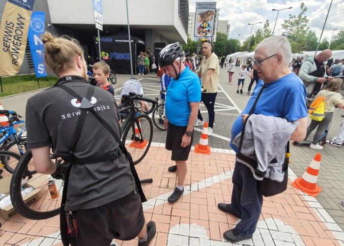 Zdjęcie 6. Stanowisko WORD w Warszawie oraz firmy „Serwis Bajka” Sp. z o.o. w Warszawie z kolejnymi osobami zainteresowanymi serwisem rowerowym (zdjęcie źródło: WORD w Warszawie).
