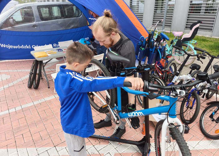 Zdjęcie 7. Stanowisko WORD w Warszawie oraz firmy „Serwis Bajka” Sp. z o.o. w Warszawie z pierwszym „młodym serwisantem własnego roweru” (zdjęcie źródło: WORD w Warszawie). 
