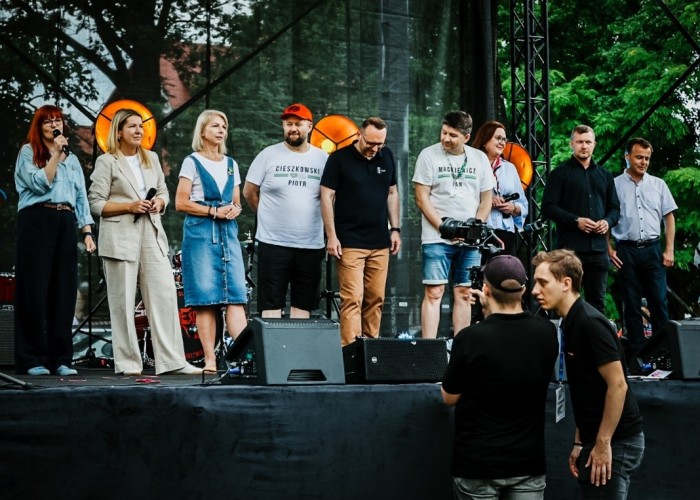 Zdjęcie 1. Przywitanie zaproszonych gości i uczestników „Dni Białołęki 2025” przez Panią Burmistrz Annę Majchrzak – pierwsza z lewej (zdjęcie źródło: Urząd Dzielnicy Białołęka).