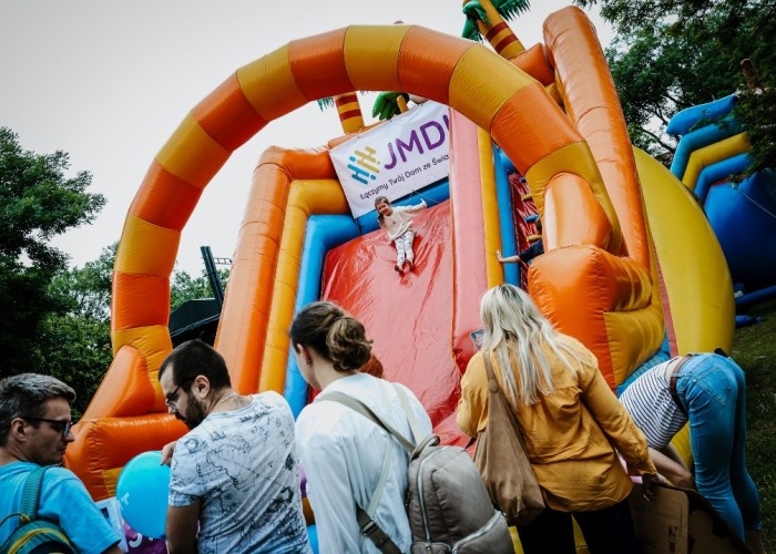 Zdjęcie 2. Stanowisko zabaw dla dzieci „dmuchańce JMDI” (zdjęcie źródło: Urząd Dzielnicy Białołęka).