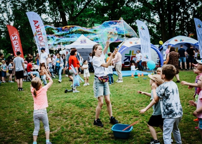 Zdjęcie 3. Stanowisko „baniek mydlanych” (zdjęcie źródło: Urząd Dzielnicy Białołęka).