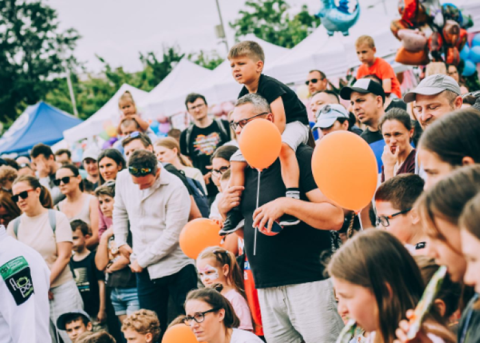 Zdjęcie 4. Osoby słuchające koncertu podczas „Dni Białołęki 2025” (zdjęcie źródło: Urząd Dzielnicy Białołęka).