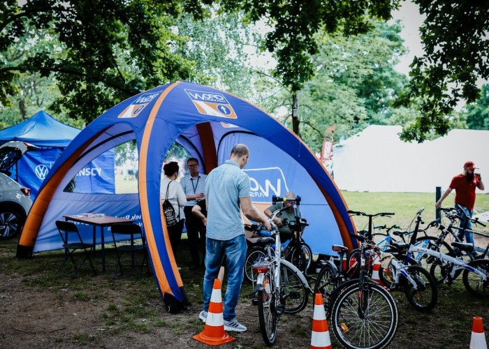 Zdjęcie 5. Pan Wojciech Tamowski (drugi od lewej) - Egzaminator z WORD w Warszawie prowadzący zajęcia edukacyjne dotyczące bezpiecznego uczestnictwa w ruchu drogowym (zdjęcie źródło: Urząd Dzielnicy Białołęka).